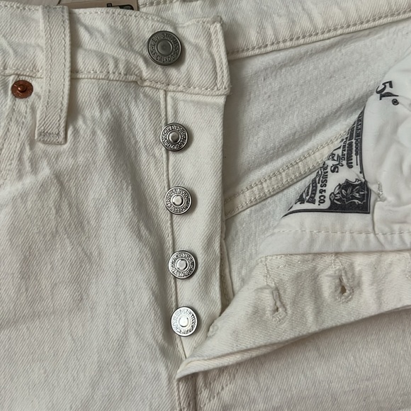 Levi’s shorts in white, size 24 - Picture 4 of 5
